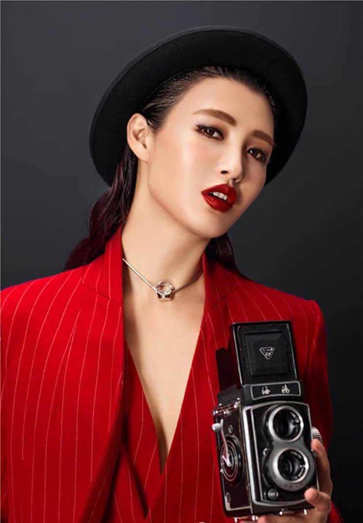 点击大图看下一张：这长腿太逆天!白庆琳前凸后翘极尽妖娆