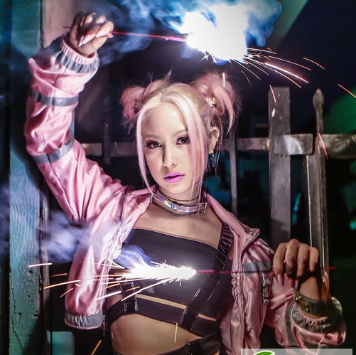 点击大图看下一张:PINK女孩的特立独行