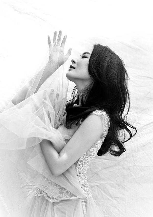 点击大图看下一张：陈数优雅女人味写真 秀性感美腿