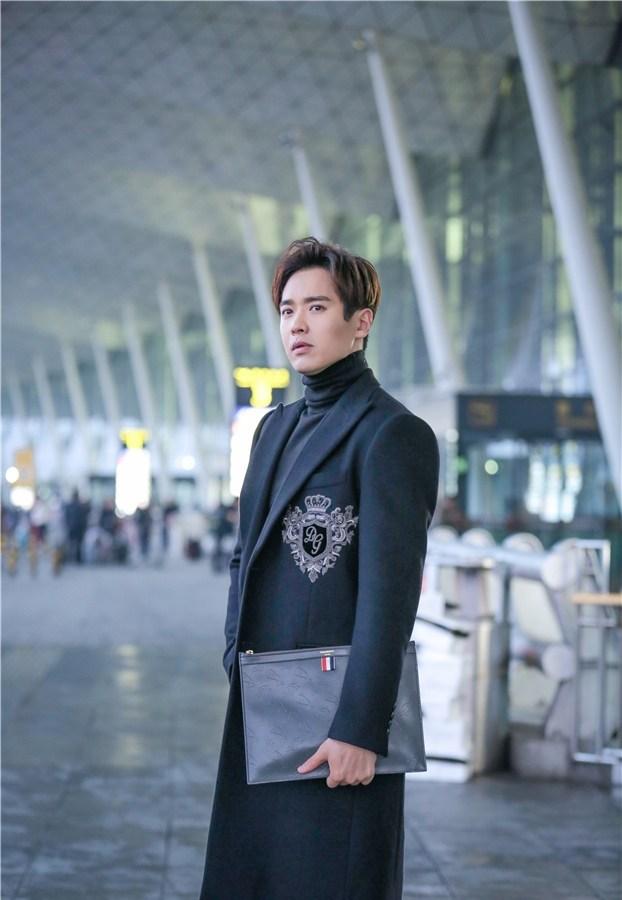 点击大图看下一张:高云翔帅气现身机场