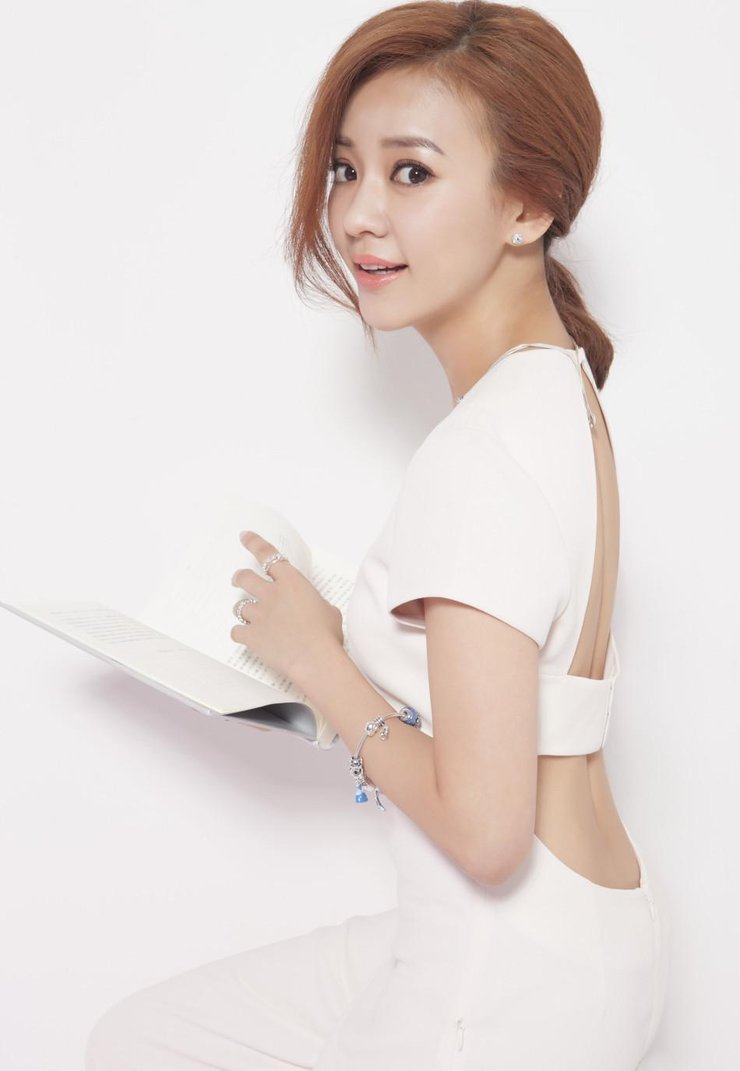 点击大图看下一张：甜美又性感!陈意涵镂空装小秀美背