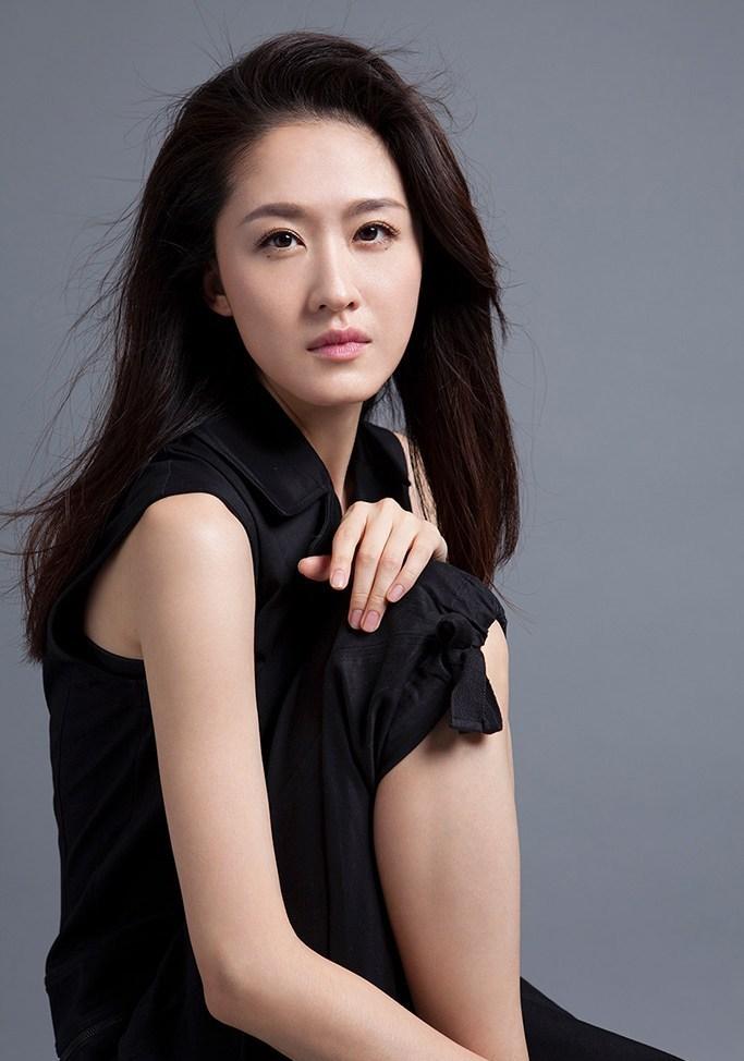 点击大图看下一张：张雯写真曝光 气质干练英气十足