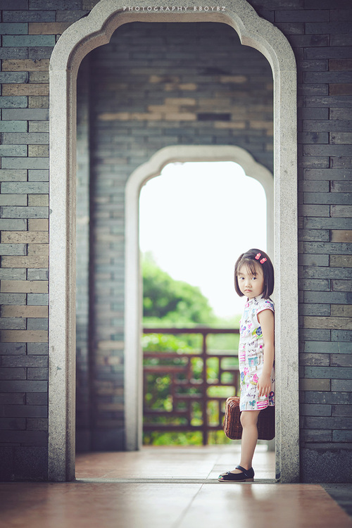 点击大图看下一张：旗袍小姑娘