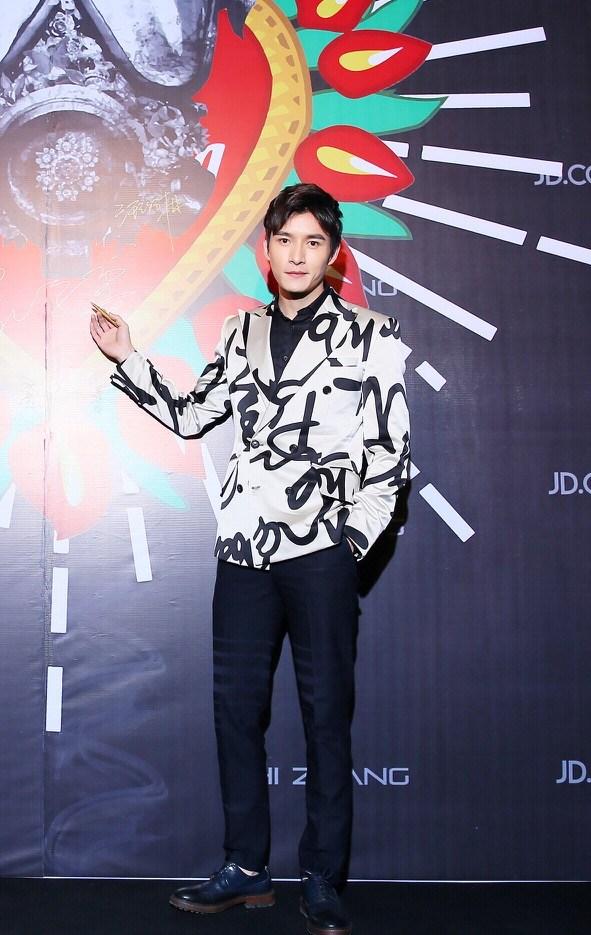 点击大图看下一张：汪汐潮街头暖型男魅力写真曝光