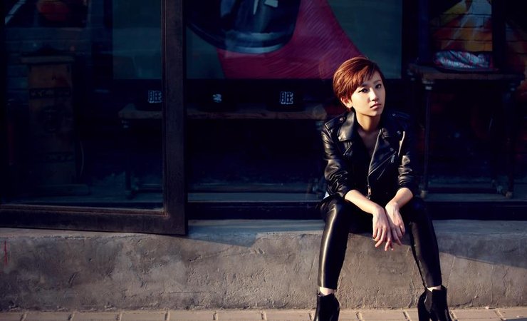 点击大图看下一张：解惠清酷帅短发变少女攻 眼神忧郁太吸睛