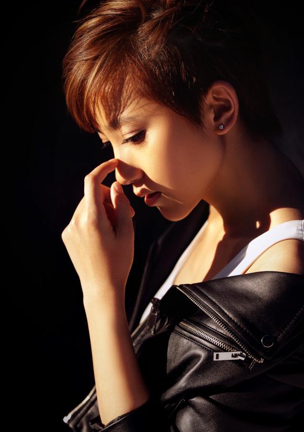 点击大图看下一张：解惠清酷帅短发变少女攻 眼神忧郁太吸睛