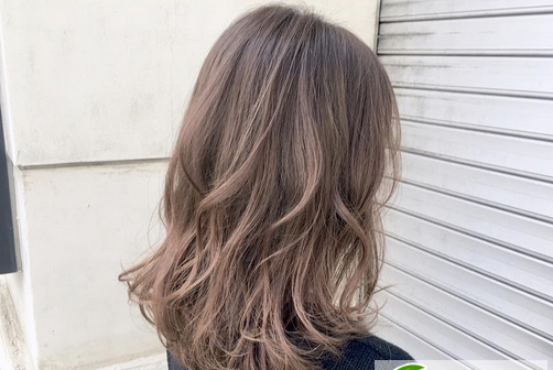 点击大图看下一张：2017流行女生卷发 气质轻熟女卷发设计