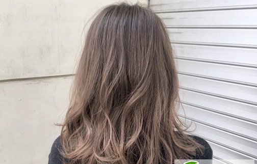 点击大图看下一张：2017流行女生卷发 气质轻熟女卷发设计