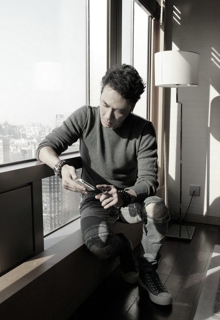 点击大图看下一张：荷尔蒙爆棚!吴镇宇随性演绎型男本色