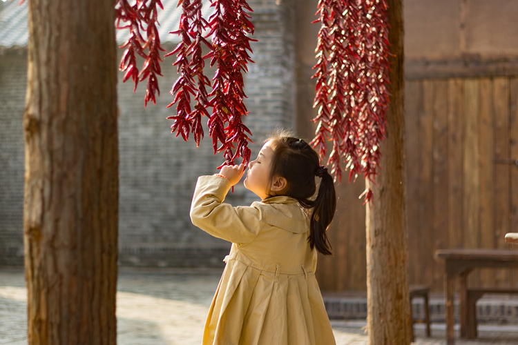 点击大图看下一张：无忧无虑的孩提时光