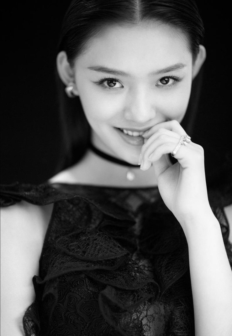 点击大图看下一张：迷人!林允清纯眼神素雅演绎美少女诱惑