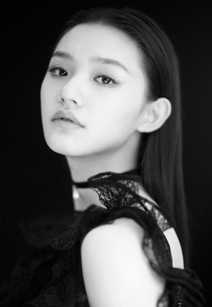 点击大图看下一张：迷人!林允清纯眼神素雅演绎美少女诱惑