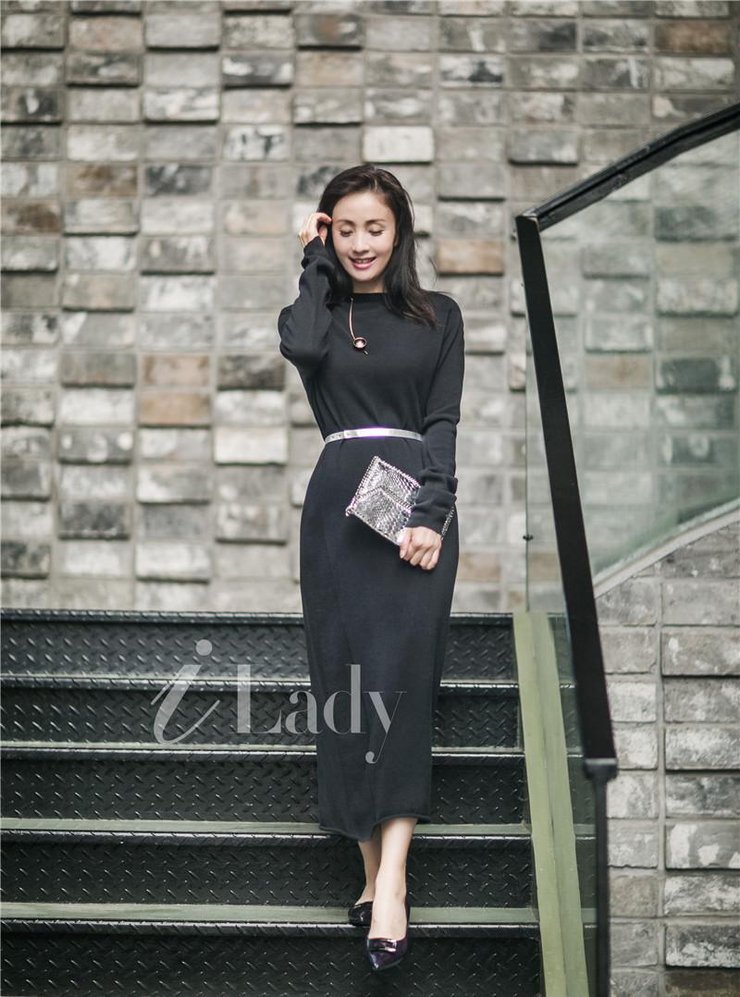 点击大图看下一张:陶虹街拍文艺优雅 穿成这样还迷不住徐峥