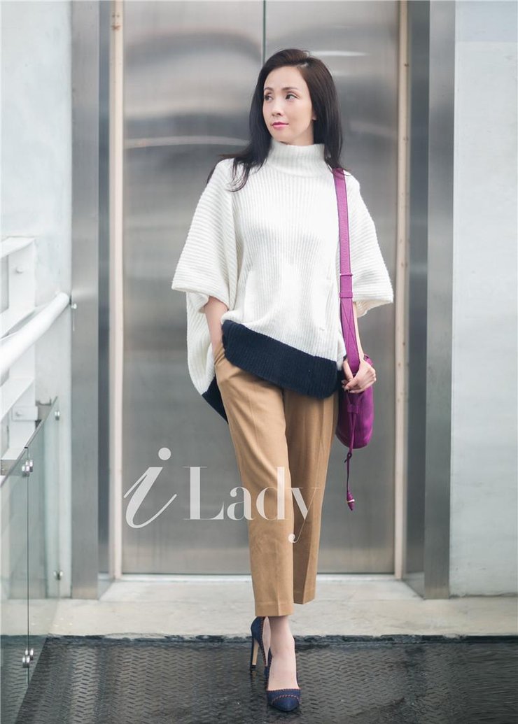 点击大图看下一张：陶虹街拍文艺优雅 穿成这样还迷不住徐峥