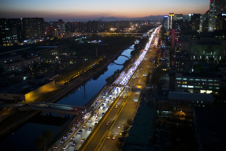 点击大图看下一张：北京深秋夜景