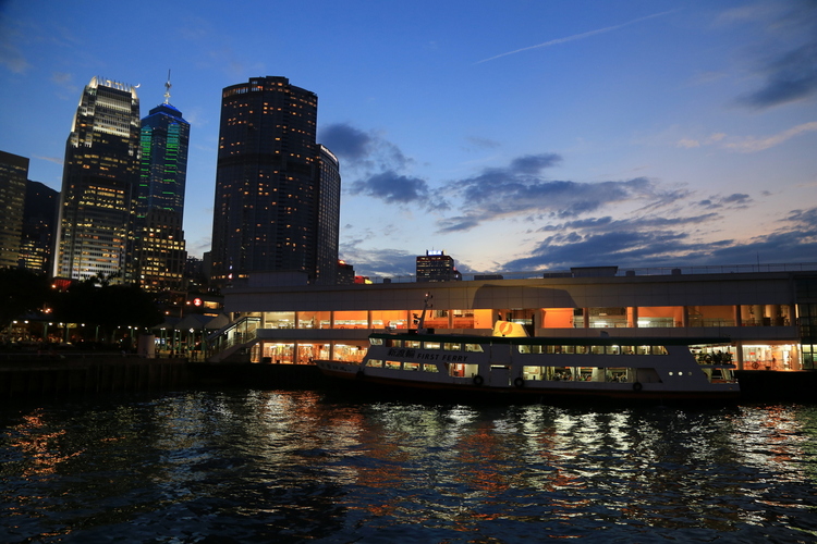 点击大图看下一张:入夜后的香江