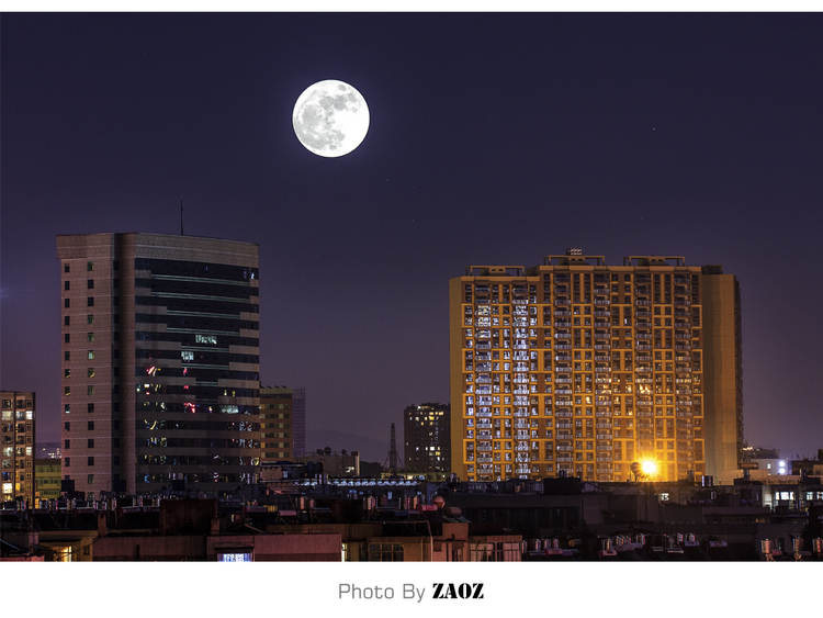 点击大图看下一张:天台的月光