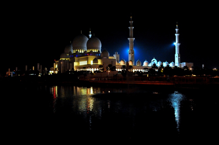 点击大图看下一张：夜幕下的清真寺