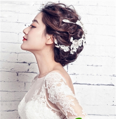 点击大图看下一张：高贵优雅新娘妆发型 打造气质时尚女神范
