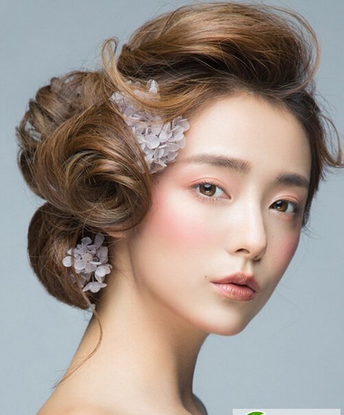 点击大图看下一张：唯美花朵发饰打造秘密花园