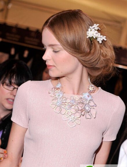 点击大图看下一张:唯美时尚新娘盘发发型