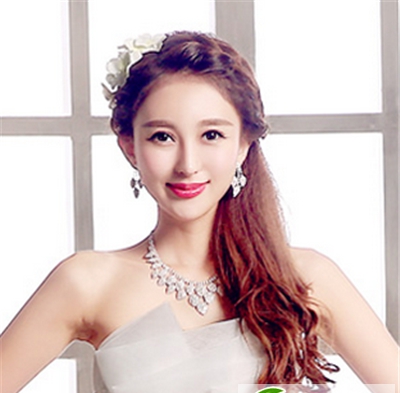 点击大图看下一张:最美娇气新娘 高手浪漫新颖扎发