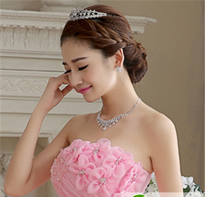 点击大图看下一张：最美娇气新娘 高手浪漫新颖扎发