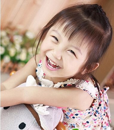 点击大图看下一张：八岁女孩发型扎法 打造可爱萝莉