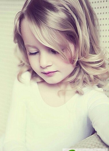 点击大图看下一张：幼儿园女孩发型 可爱甜心中长发最萌