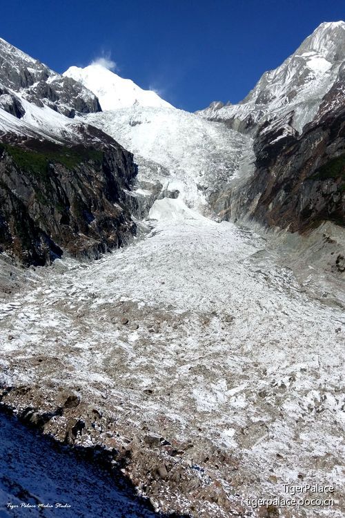 点击大图看下一张：秋末初冬之雪山之巅