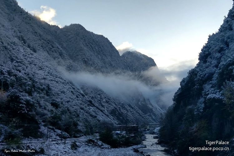 点击大图看下一张：秋末初冬之雪山之巅