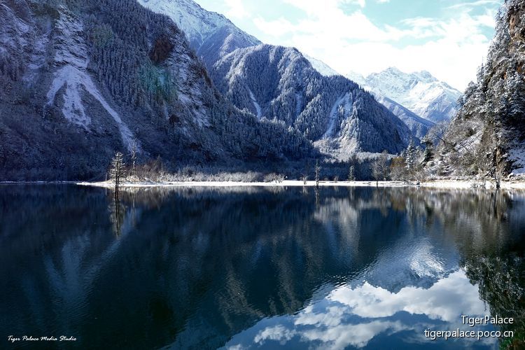 点击大图看下一张：秋末初冬之雪山之巅