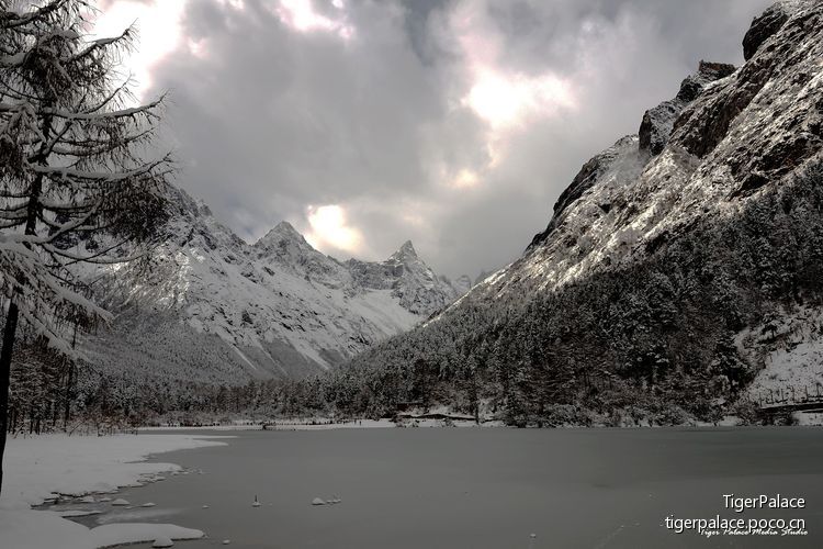 点击大图看下一张：秋末初冬之雪山之巅