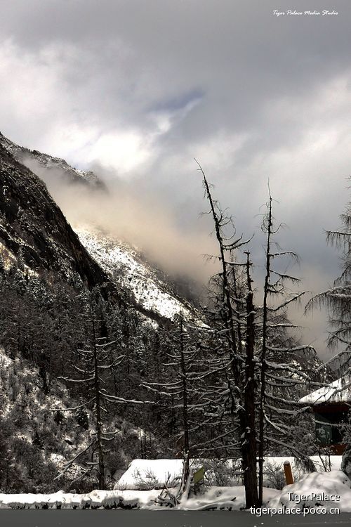 点击大图看下一张：秋末初冬之雪山之巅