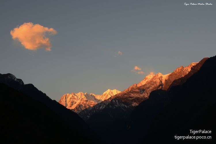 点击大图看下一张：秋末初冬之雪山之巅