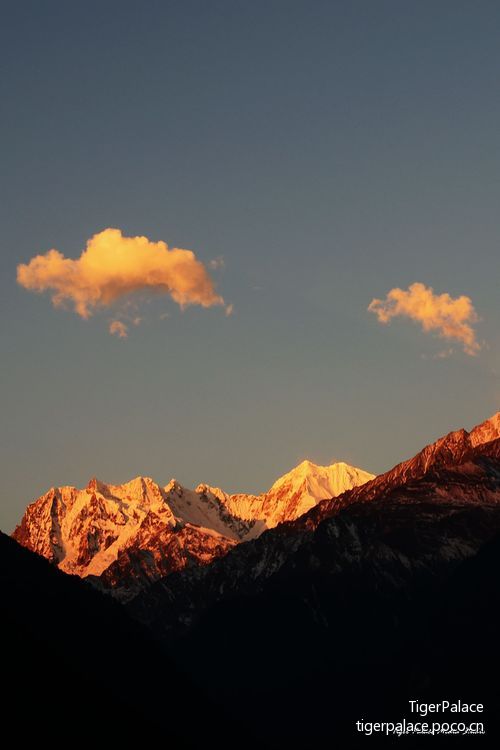 点击大图看下一张：秋末初冬之雪山之巅