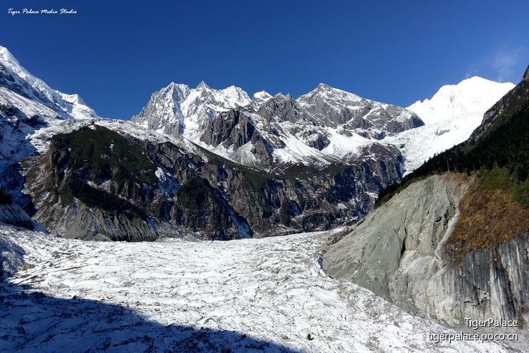 点击大图看下一张：秋末初冬之雪山之巅
