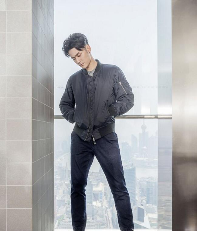 点击大图看下一张：蒋劲夫时尚大片