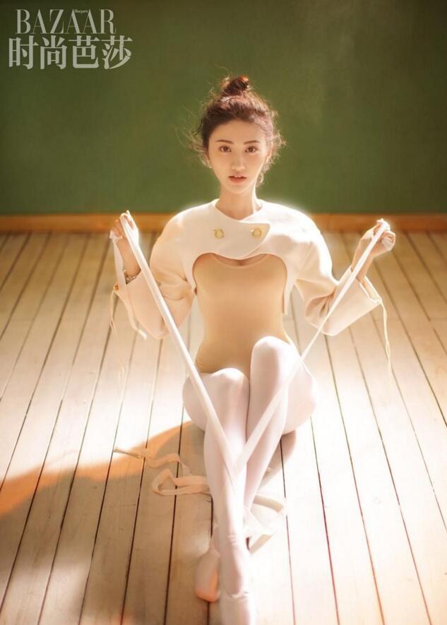 点击大图看下一张:景甜登封面似精灵 不爱武装爱舞装