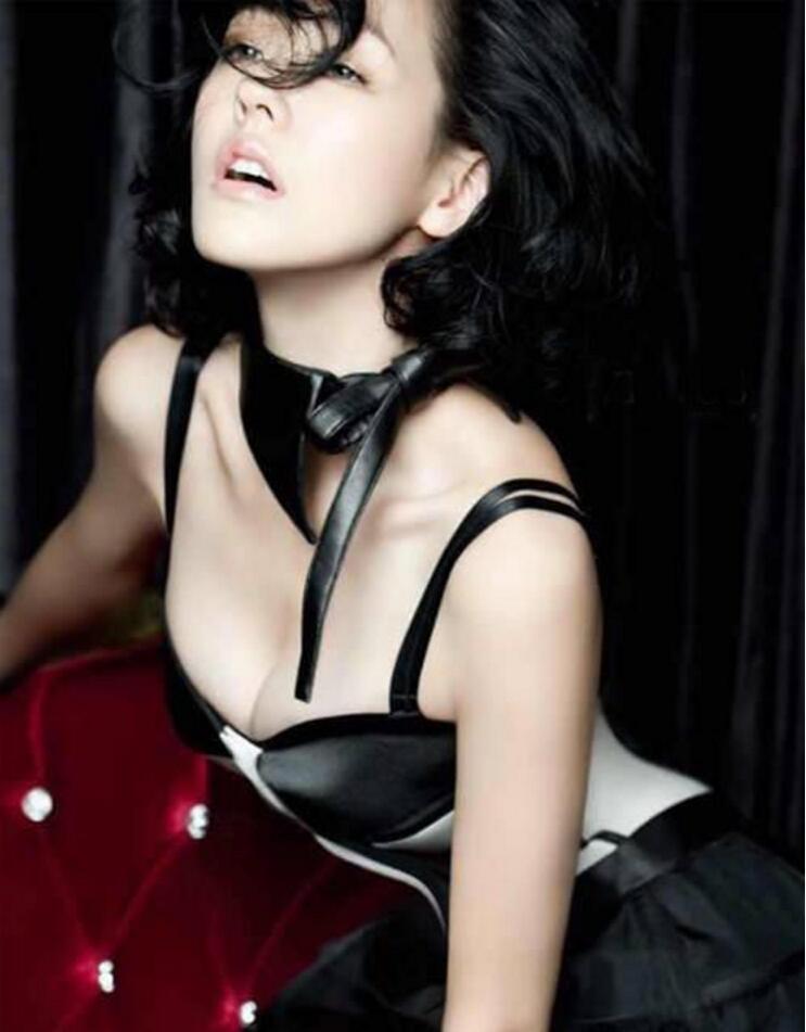 点击大图看下一张：小S吃了一个月稀饭 终于能挤进紧身衣了