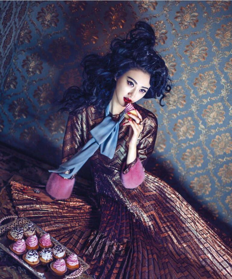 点击大图看下一张：景甜化身甜美女生 演绎复古奢华风