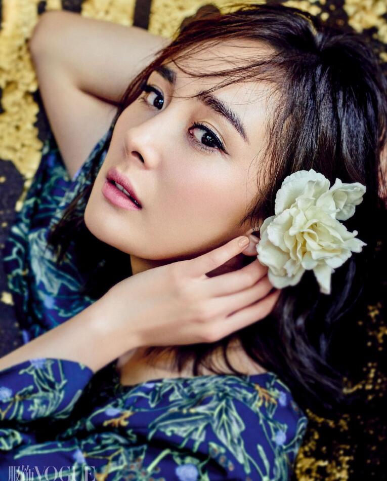 点击大图看下一张：杨幂丛林豪宅大片 凌乱发型显性感妩媚