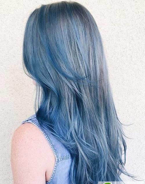 点击大图看下一张：中长卷发蓝色染发效果 水冰蓝色染发发型