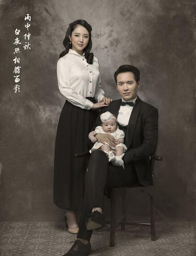 点击大图看下一张：高云翔董璇民国风全家福 一家七口乐融融