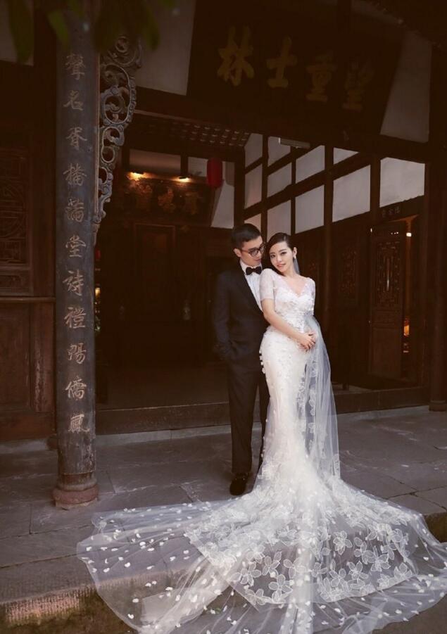 点击大图看下一张：张靓颖冯轲婚纱照首曝光 吃串串打麻将