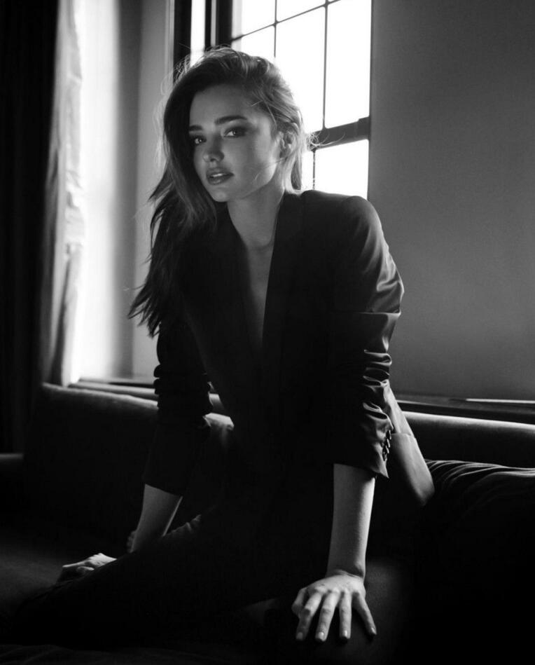 点击大图看下一张：米兰达可儿大方露美背 性感撩人事业线吸睛