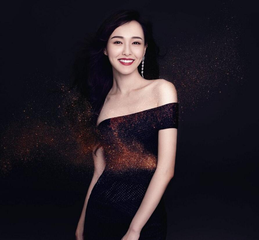 点击大图看下一张：亦攻亦仙！唐嫣年历帅气甜美秀蛮腰香肩