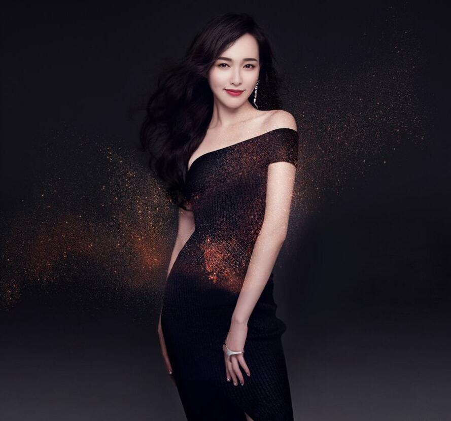 点击大图看下一张：亦攻亦仙！唐嫣年历帅气甜美秀蛮腰香肩