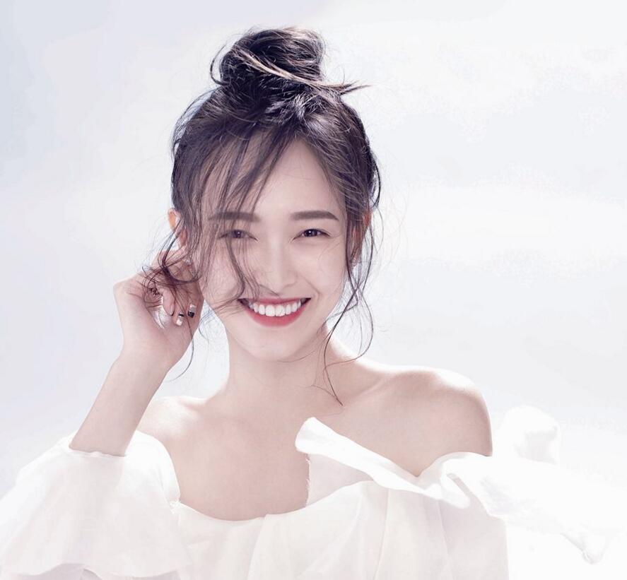 点击大图看下一张：亦攻亦仙！唐嫣年历帅气甜美秀蛮腰香肩