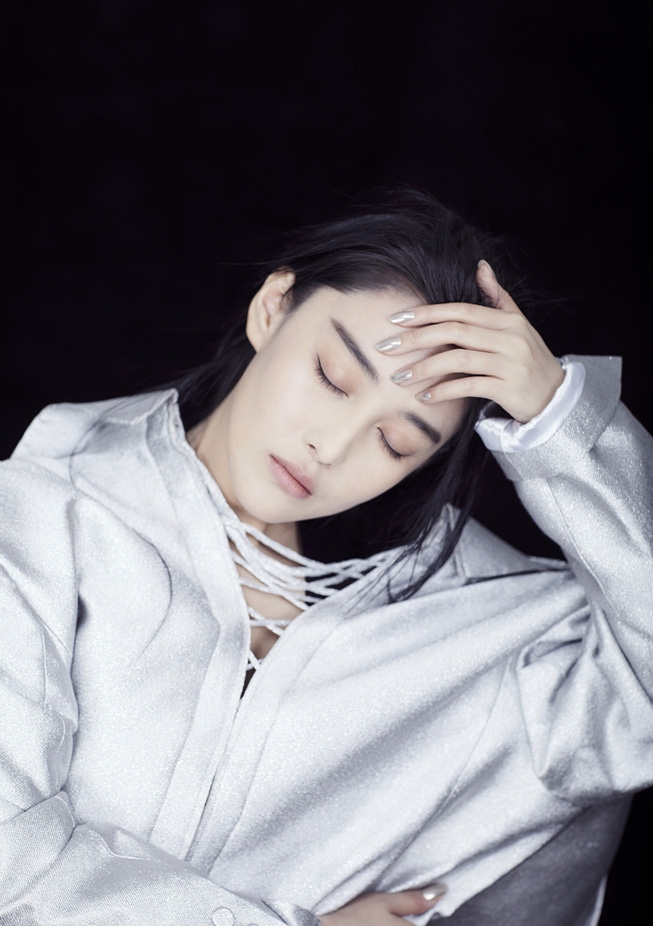 点击大图看下一张：张馨予禁欲系写真